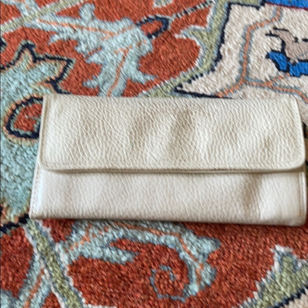 White cream leather wallet in distressed leather look with fabric inside. Mango